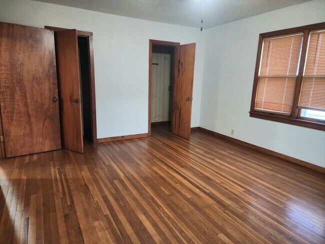 Building Photo - Country Living Home