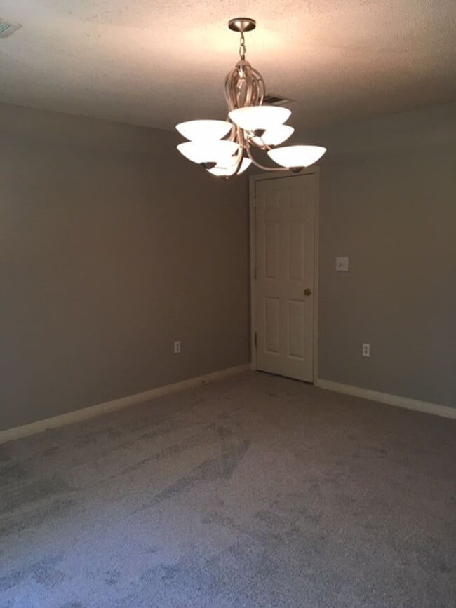 Building Photo - 3 Bedroom 2 Bath