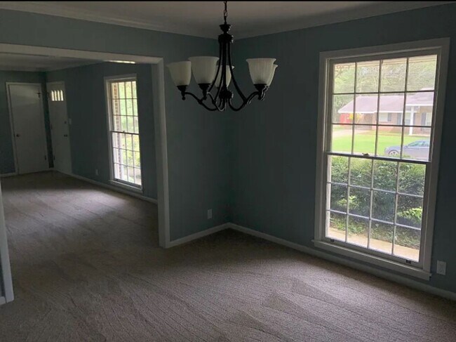 Building Photo - AVAILABLE NOW! CALL US FOR A SHOWING!