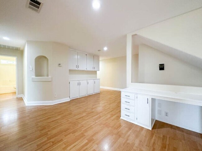 Building Photo - **STUNNING** 8 BEDROOM SOLAR HOME IN GATED...