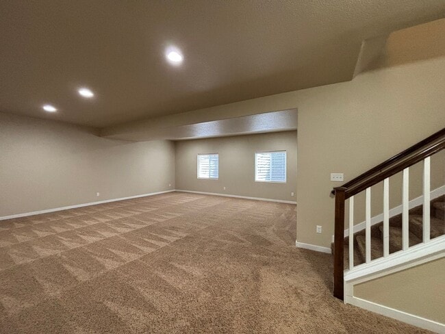 Building Photo - 5 Bedroom, 3 Bathroom Single-Family Home w...