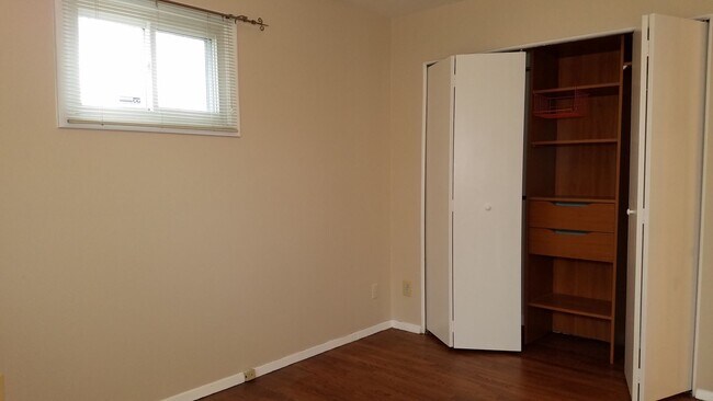 Building Photo - Spacious single family home in established Rockville neighborhood available now!