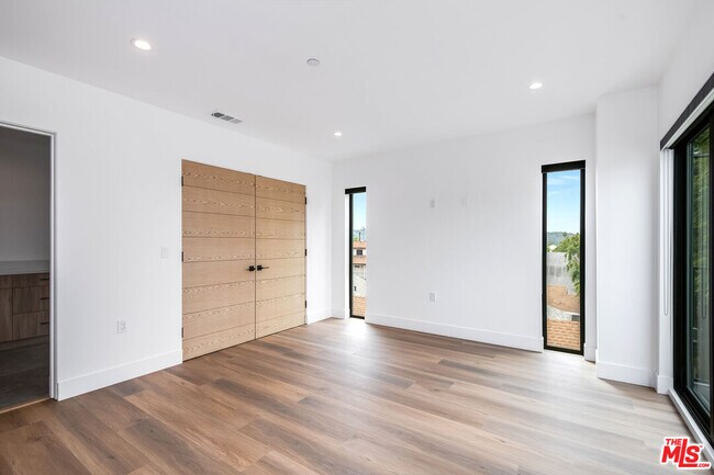Building Photo - 354 1/2 Newland St