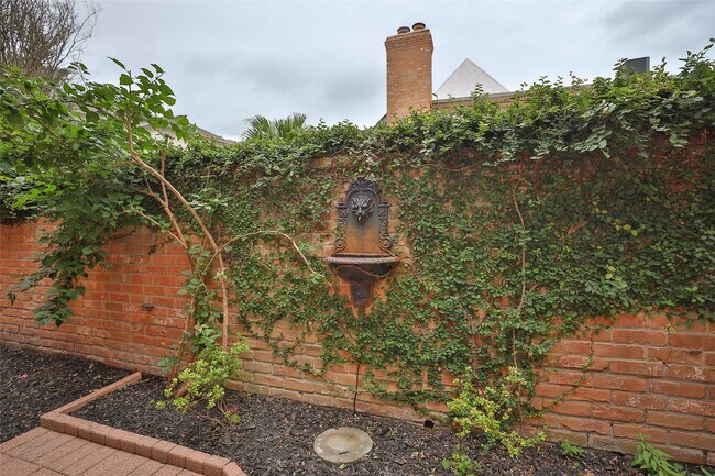 Building Photo - 5370 Brownway St