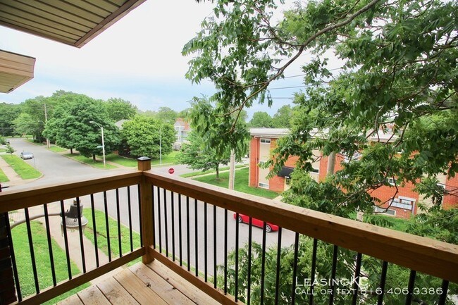 Building Photo - Devereaux