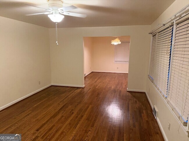 Building Photo - 2022 Woodbine Terrace NE