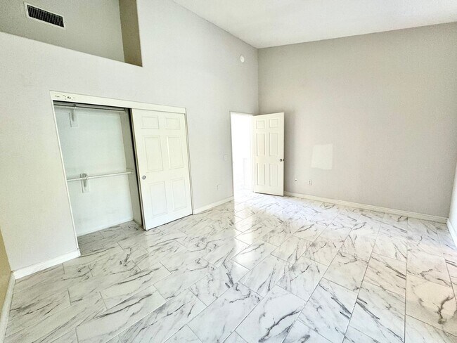Building Photo - Beautiful 2 Story, 2 Bedroom plus Large Lo...