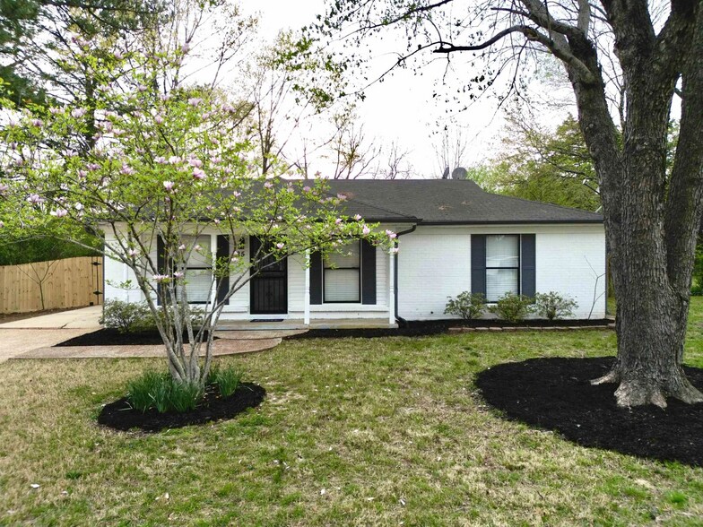 Building Photo - 925 Greenview Rd