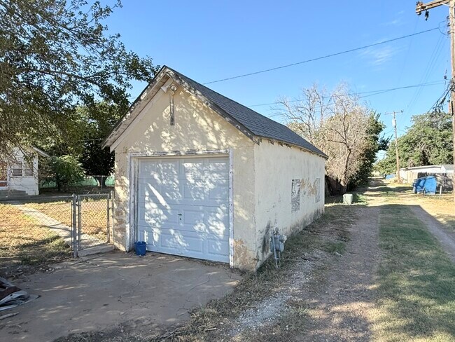 Building Photo - 400 W Garza St