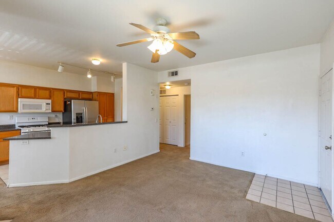 Building Photo - 2 Bed Condo Centrally Located