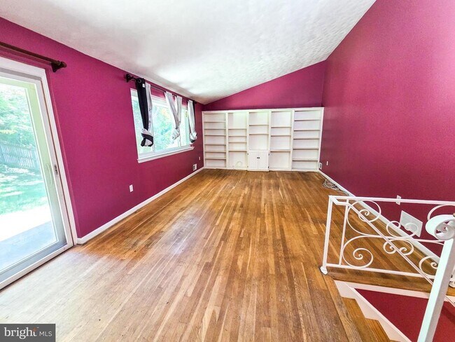 Building Photo - 305 Hillsboro Dr
