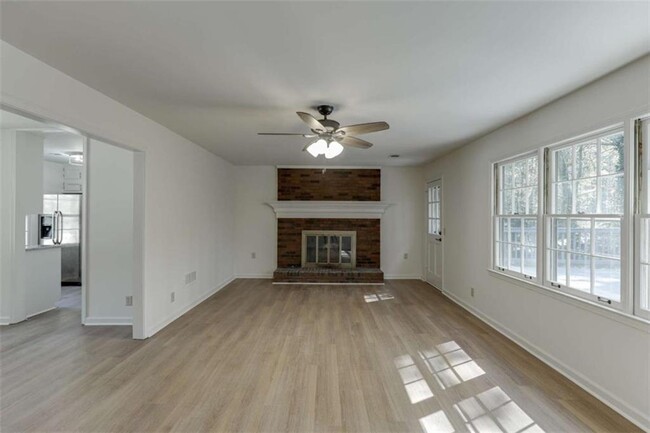 Building Photo - 1373 W Prospect Dr NE