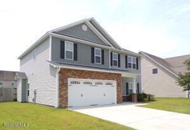 Building Photo - 4 Bedroom 2.5 Bathroom home located in Carolina Subdivision