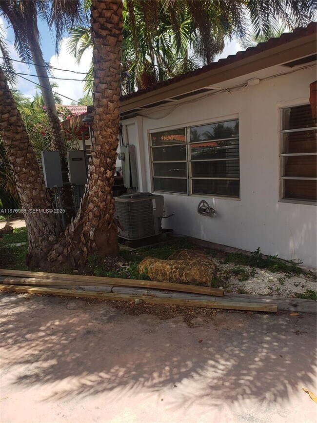 Building Photo - 1997 SW 17th Ct