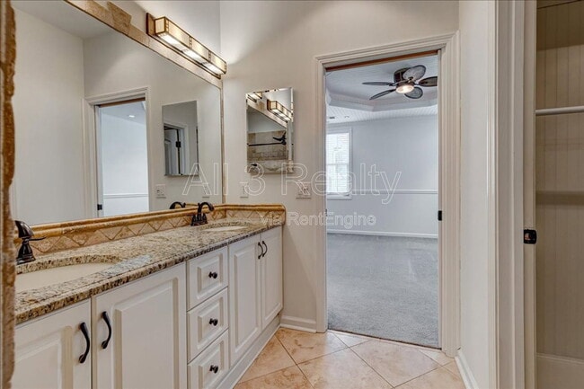 Building Photo - 1033 Pinehurst Dr