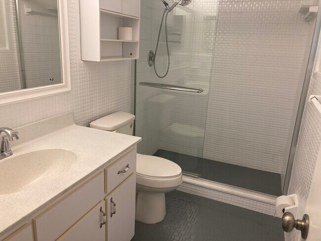 Building Photo - 22 Oakmont Cir