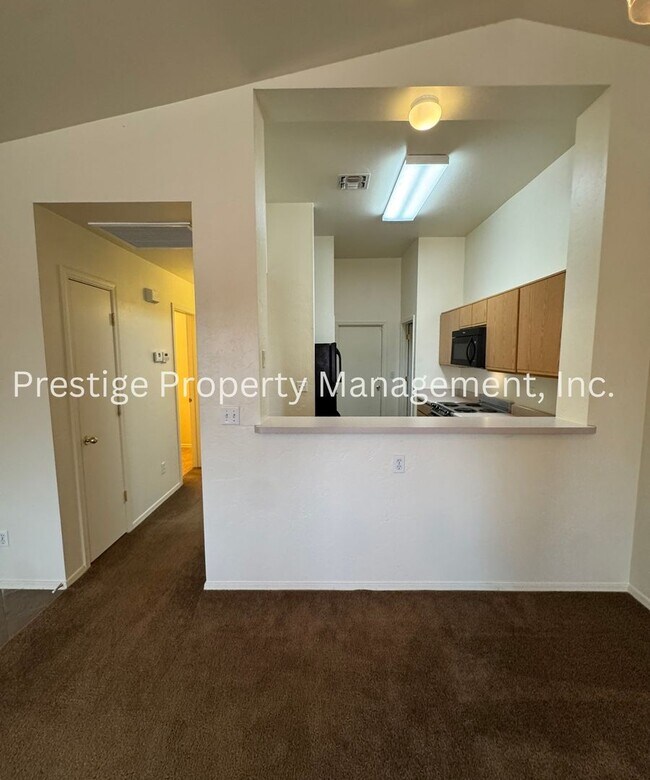 Building Photo - Cozy East Side Home W/ a Den