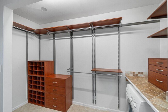 Building Photo - 120 Cypress Club Dr