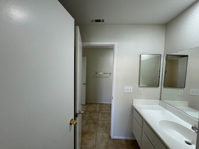 Building Photo - 49590 Lincoln Dr