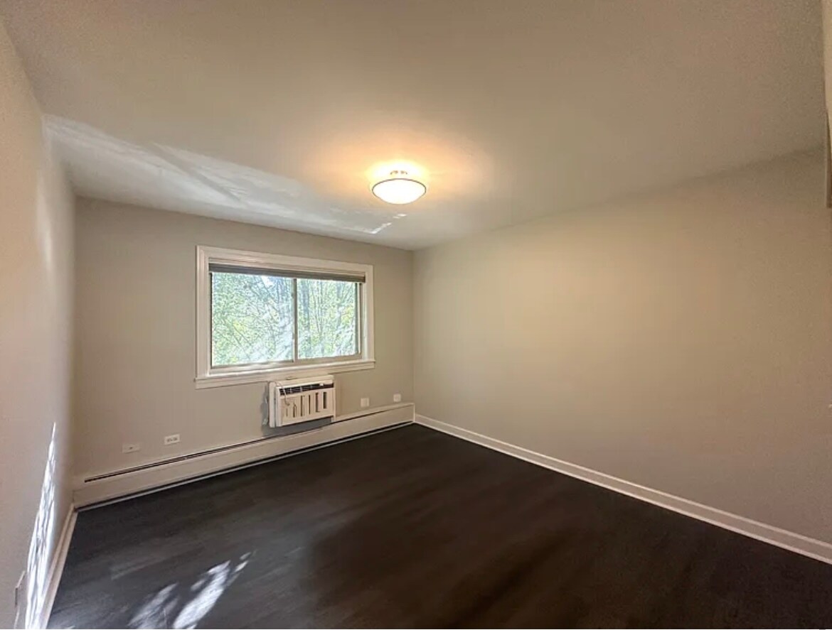 Building Photo - 900 W Fullerton Ave