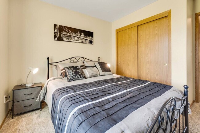 Building Photo - 2416 S Tiger Lily Dr