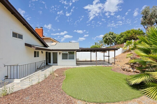 Building Photo - Spacious 5-Bedroom, 3-Bath Home – Convenie...