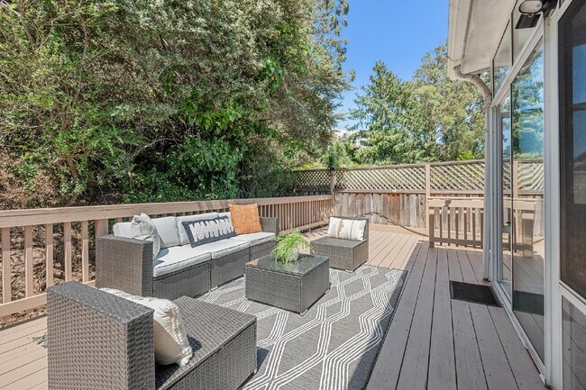 Building Photo - Beautiful 3 Bedroom 2 Bathroom Single Fami...