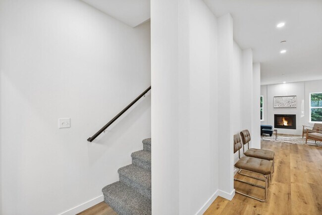 Building Photo - 3Bd/2.5Bd Monroe Townhome