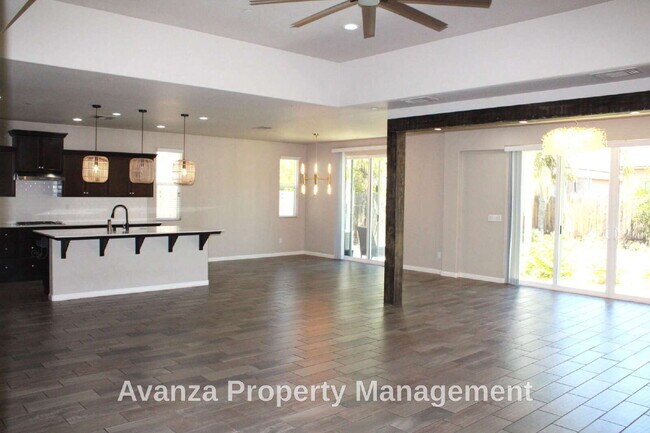 Building Photo - Home for Rent 4 Bed/2.5 Bath - 2,400 Sq Ft. Rent: $3,395/month Security Deposit: $3,495 Clovis Ea...