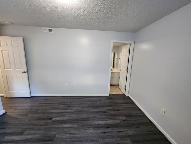Building Photo - Spacious 2 bedroom 2 full bath 1st floor a...