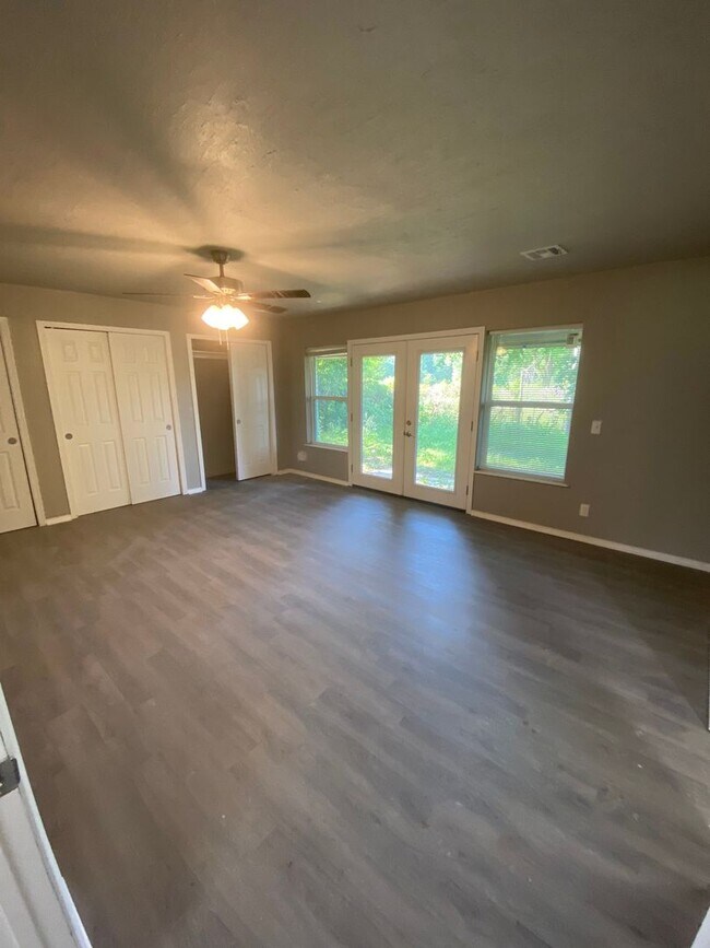 Building Photo - Gorgeous 3 Bed, 2 Bath Home with Modern Up...