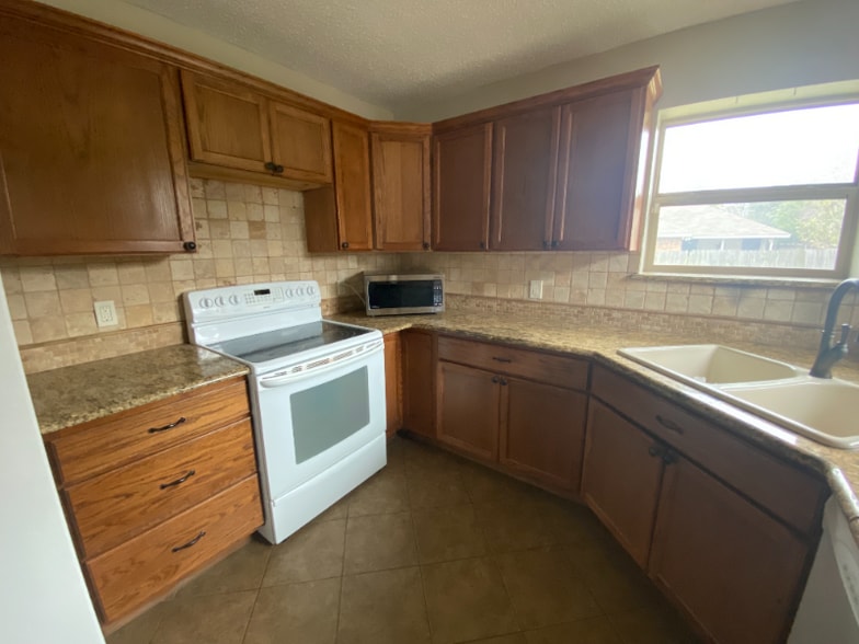 Building Photo - 1925 Willow Vale Dr