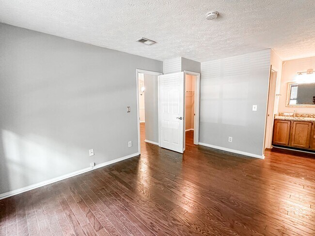 Building Photo - 2 bed/2 bath condo in great Roswell location