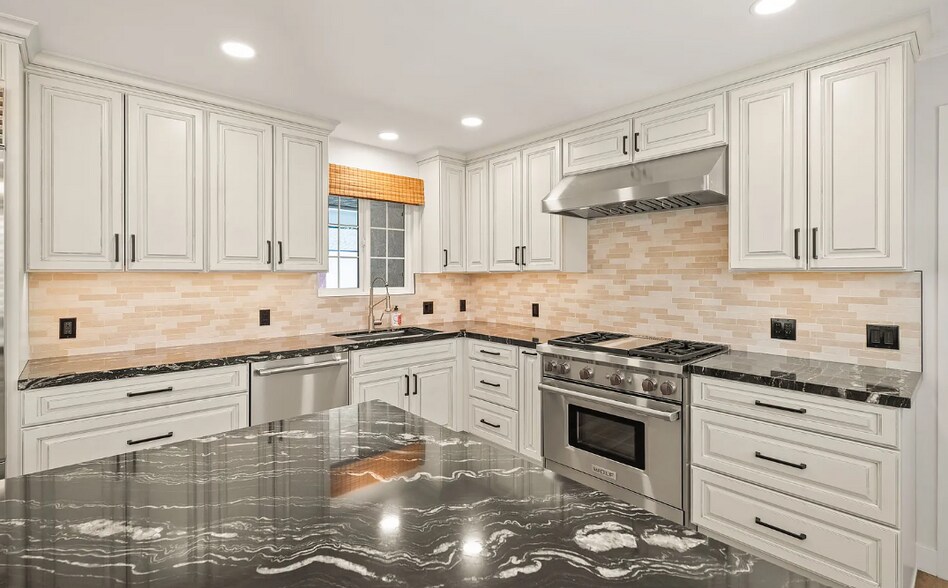 Kitchen Area - 5441 Richmond Ave