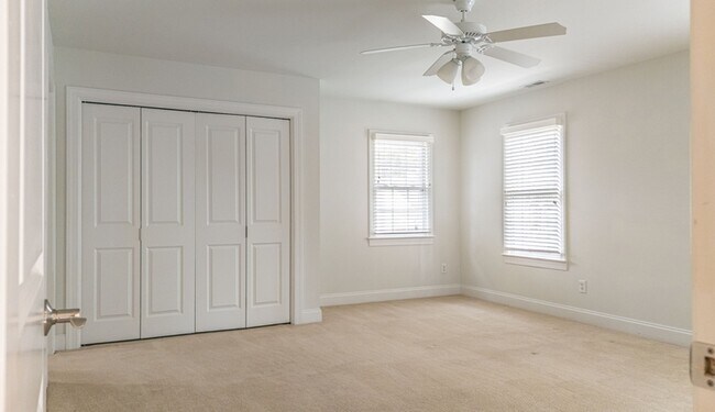 Building Photo - 401 Longwood Place