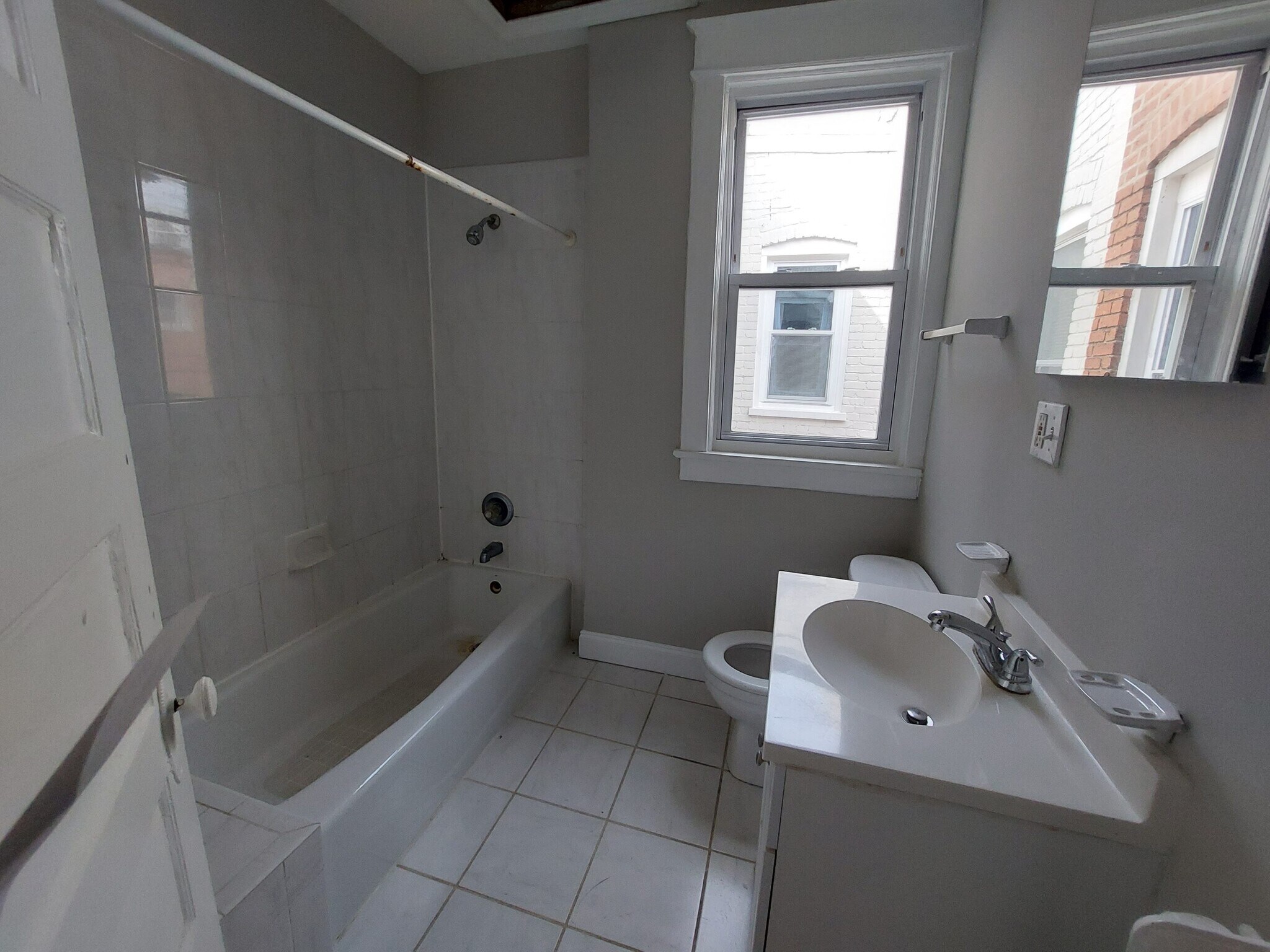 Building Photo - 1330 G St SE