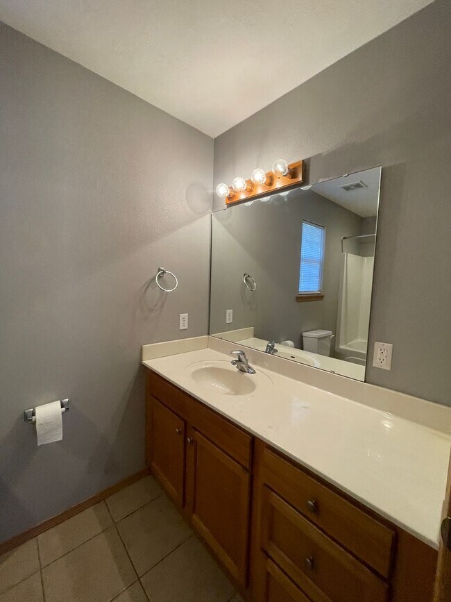 Building Photo - 3 Bedroom Home in Clever Available Now!