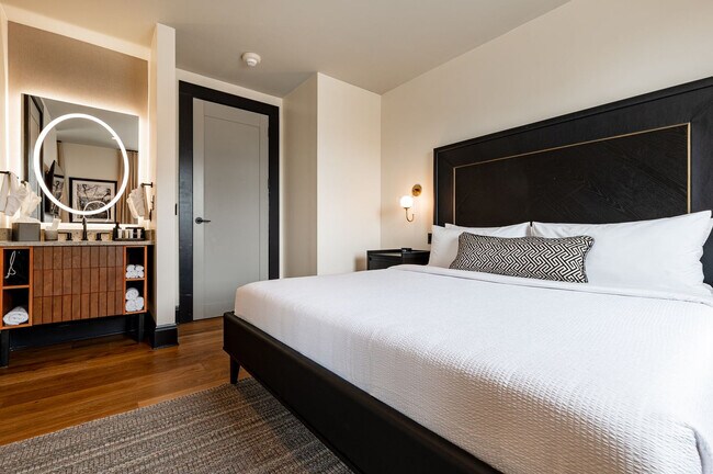 Building Photo - 1011 Canal St