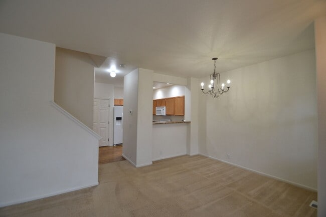 Building Photo - 3 Bed 2.5 Bath Townhome With AC Available ...