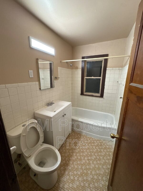 Building Photo - 3018 W Eggert Pl.