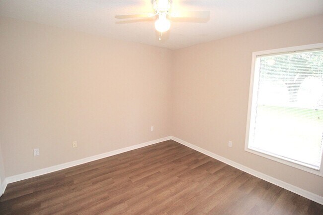 Building Photo - Huge 4 Bed 3 Bath Home w FENCED YARD and SCREENED LANAI for Rent!