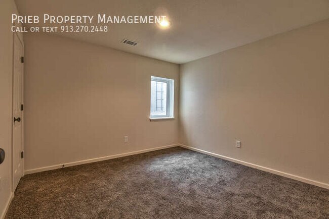 Building Photo - Prairie Haven Duplex - Available January 19th