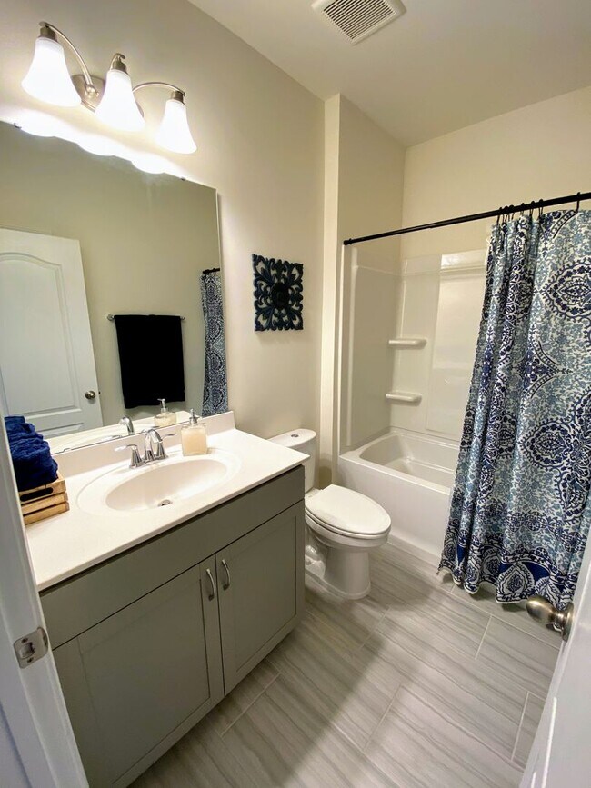 Building Photo - Spacious 2bd/2ba Ranch Style home with impressive club amenities located in Ellis Crossing