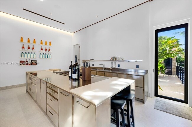 Building Photo - 200 W Rivo Alto Dr