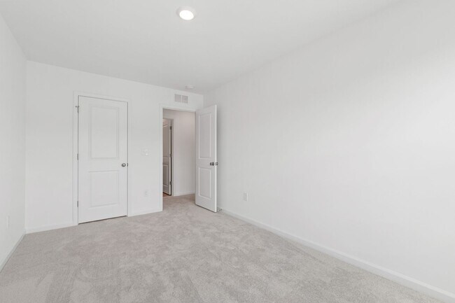 Building Photo - Updated 3BR Townhome with Pool and Spaciou...