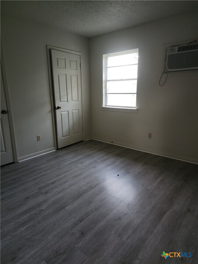 Building Photo - 405 Robertson Ave