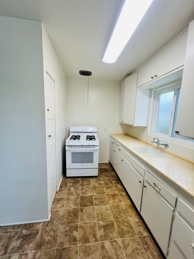 Building Photo - Midtown Ventura - One bedroom, one bath upstairs apartment