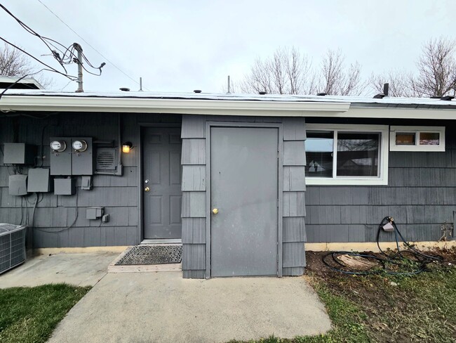 Building Photo - 1231/1233 Montana St. Duplex