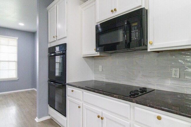 Building Photo - 6505 Clear Brook Dr