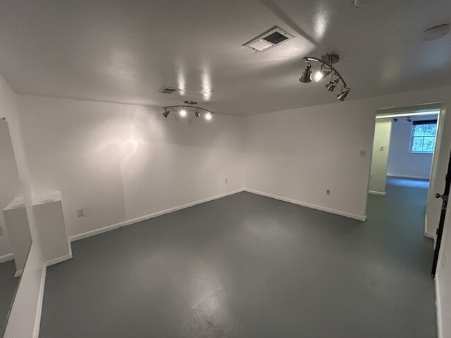 Building Photo - 6537 Beechwood Dr